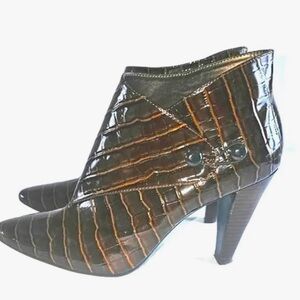 Via Spiga Lydia patent Brown Crocodile leather Pattern Ankle Bootie size 8.5